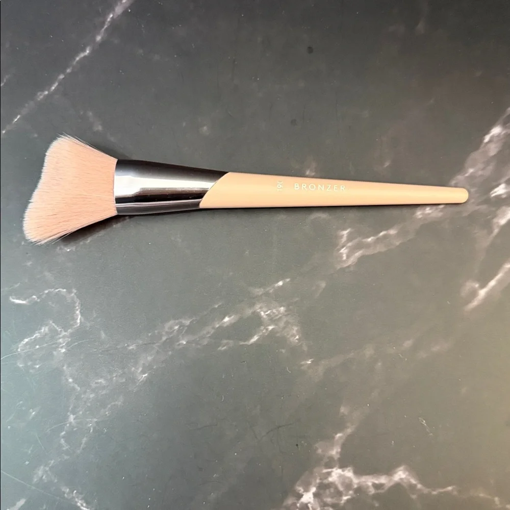 Fenty Beauty by Rihanna  Cheek Hugging Bronzer Brush 190